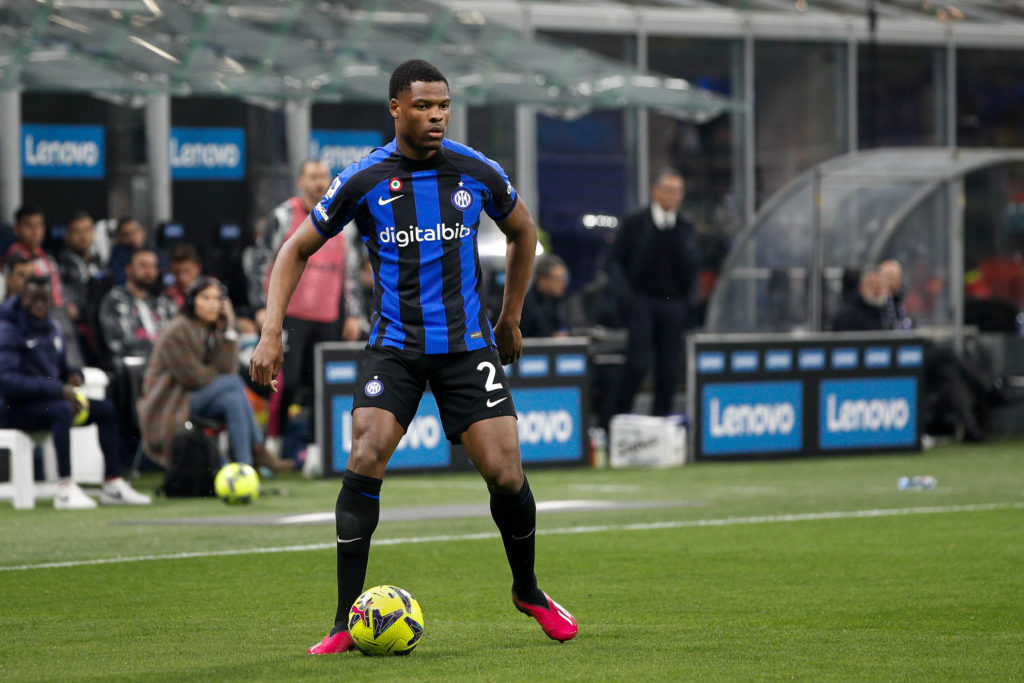 Denzel Dumfries (FC Inter midfielder) dribbles in the front