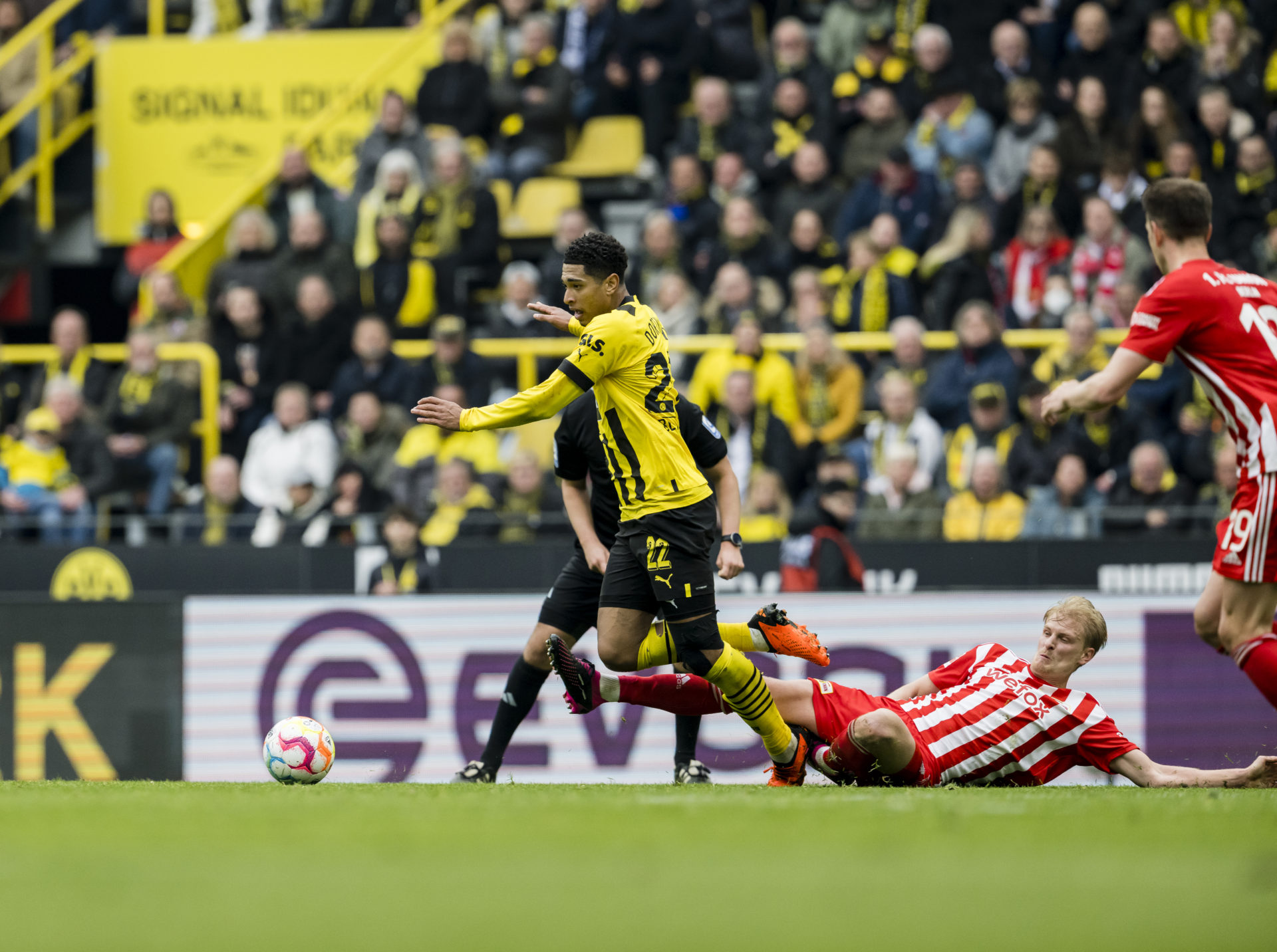Photo by Alexandre Simoes/Borussia Dortmund via Getty Images