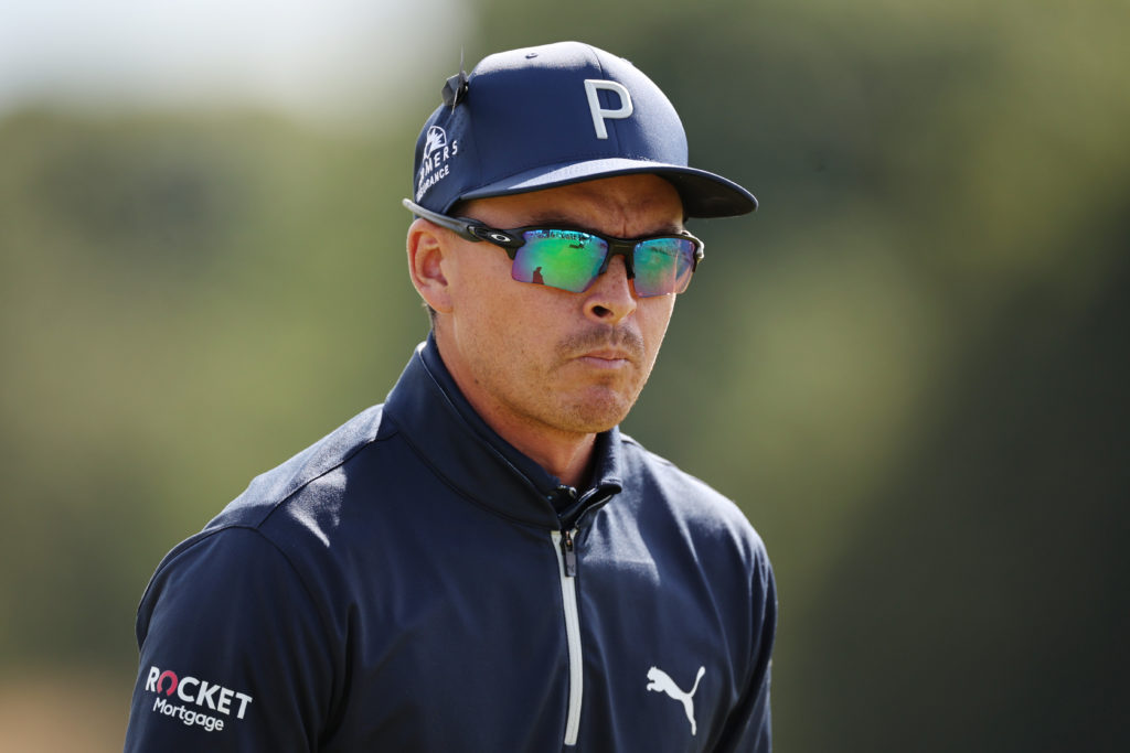 why are golfers wearing black ribbons today scottish open