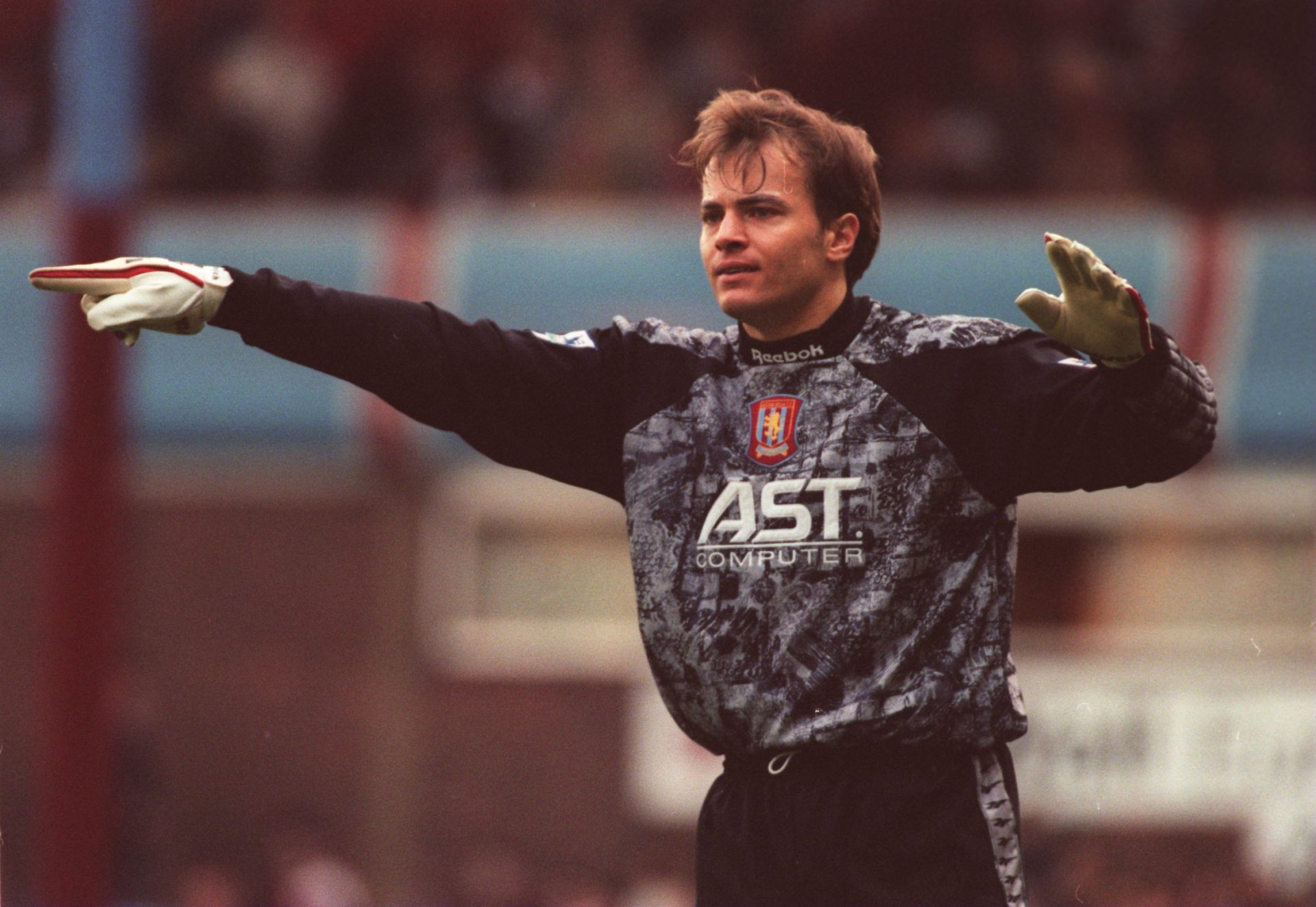 28 OCT 1995: MARK BOSNICH OF ASTON VILLA SIGNALS TO HIS DEFENCE DURING THE ASTON VILLA V EVERTON FA PREMIERSHIP MATCH AT VILLA PARK, BIRMINGHAM. M...