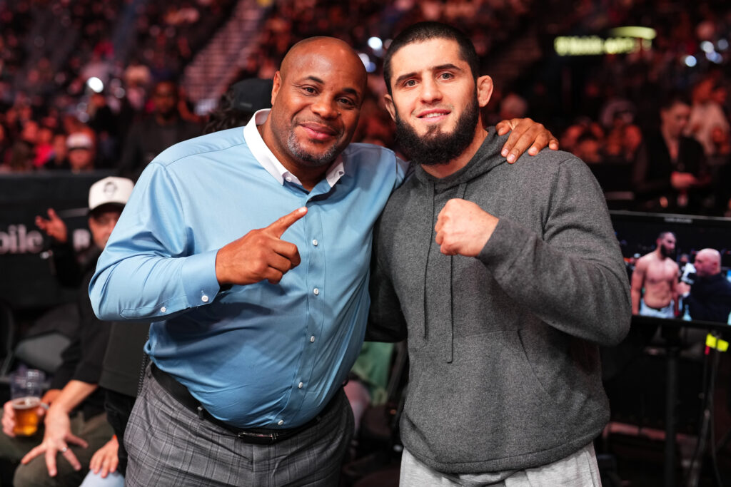 UFC 310: Reyes v Smith