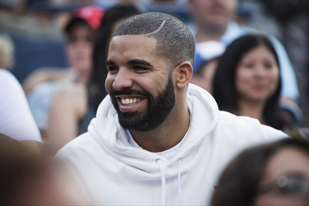 Drake watches Serena Williams play Belinda Bencic at the Canadian Open