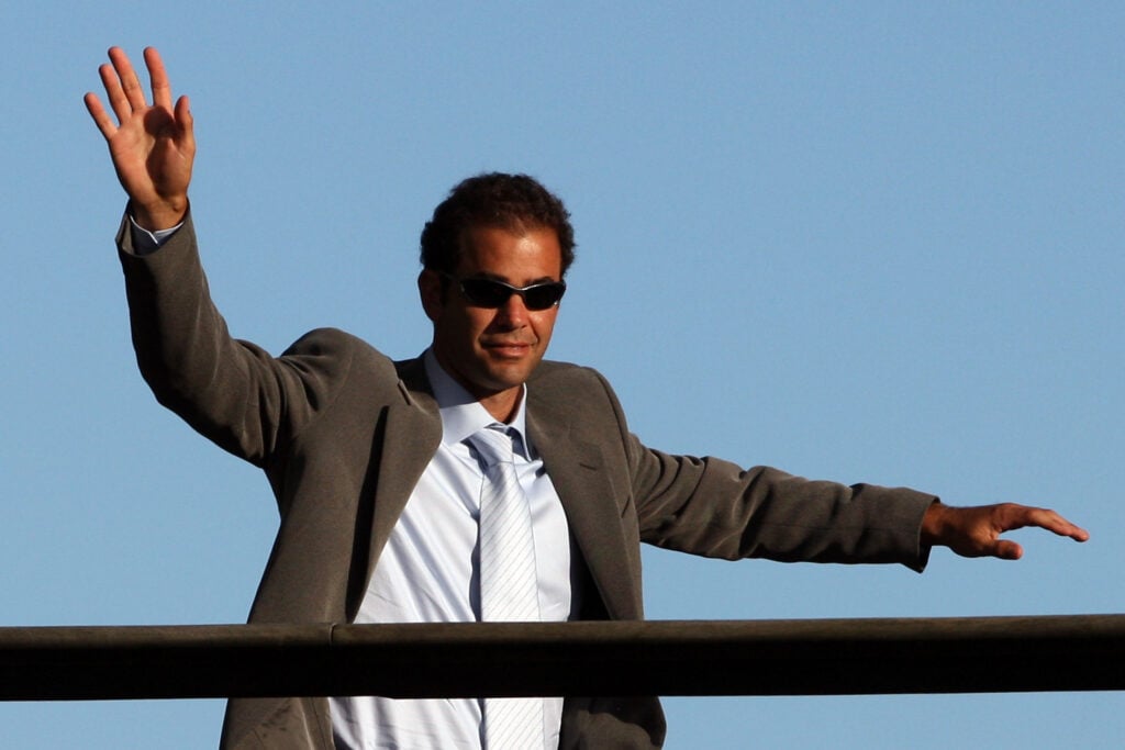 Pete Sampras waves to the crowd at Wimbledon in 2008