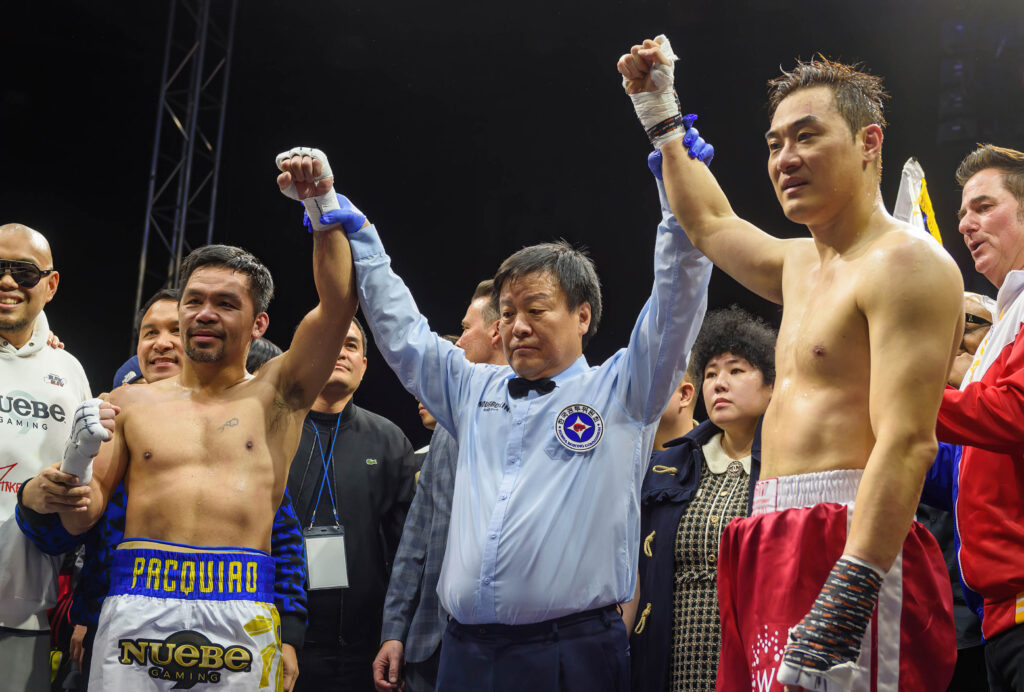 Former Filipino boxer Emmanuel Dapidran Pacquiao Sr. (L) and