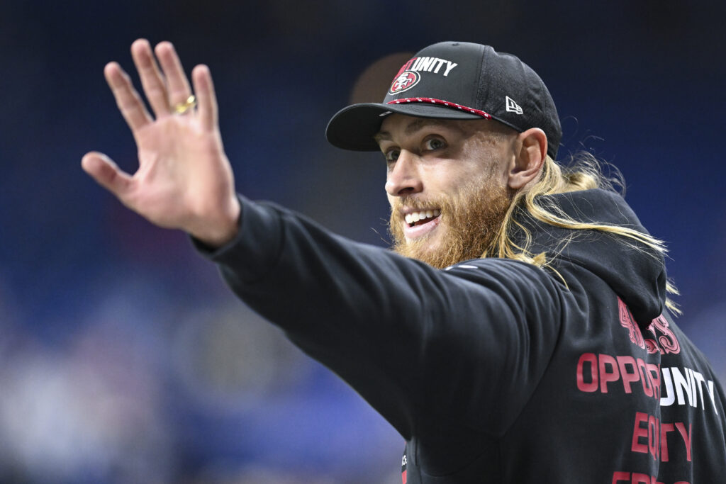 San Francisco 49ers Tight End George Kittle (85) waves to fans as he warms up for the NFL game between the San Francisco 49ers and the Indianapolis Colts on December 22, 2025, at Lucas Oil Stadium in Indianapolis, Indiana.