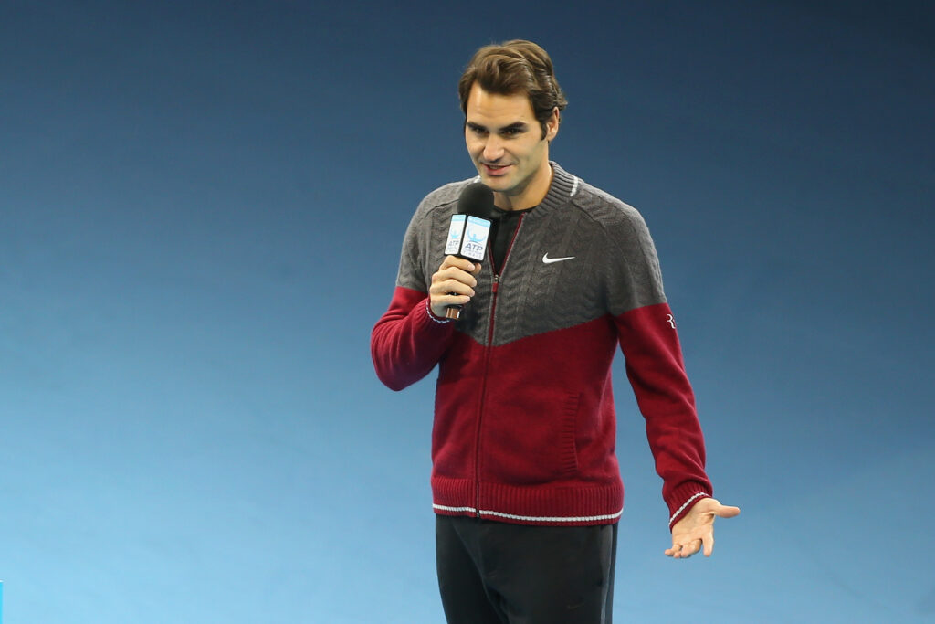 Roger Federer addresses the crowd after withdrawing from the 2014 ATP Finals final