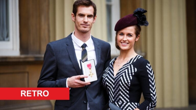 Image of Andy Murray posing for a picture with Kim Sears after receiving an OBE in 2013