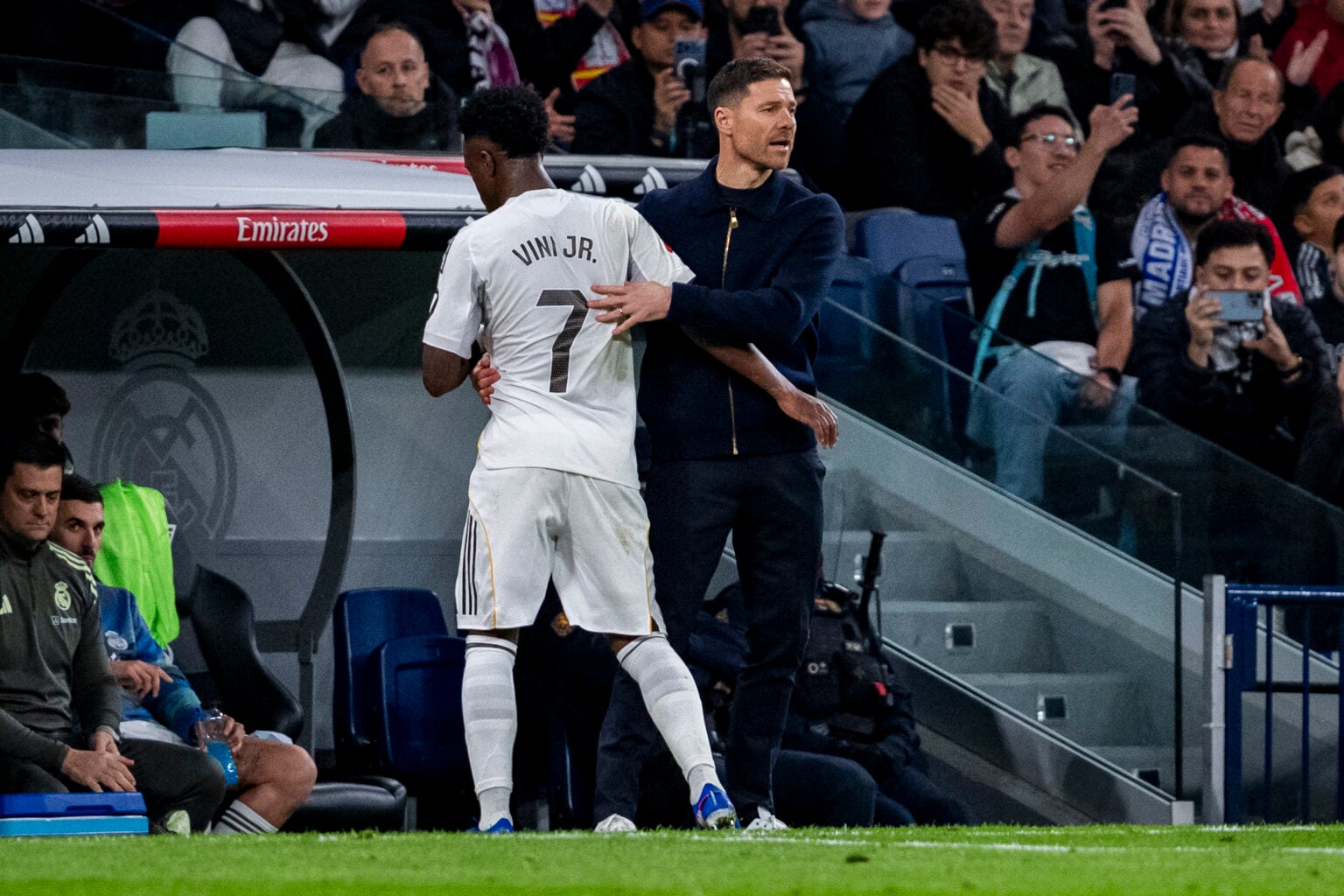 زلزال في ليون وهزة في مدريد: إندريك يبهر تشابي ألونسو في ظهوره الأول.. والبارسا يعمق جراح الملكي