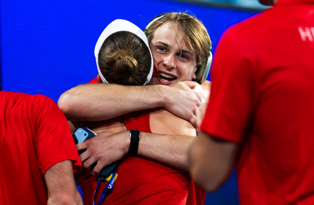Zizou Bergs hugs Elise Mertens at the 2026 United Cup