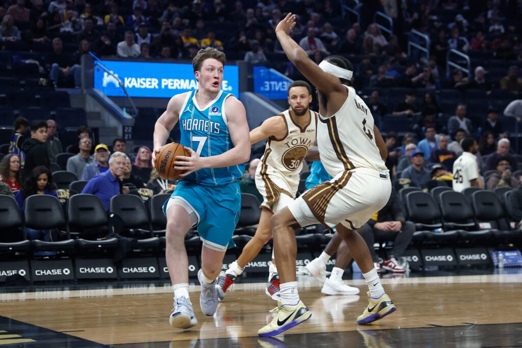 Kon Knueppel #7 of the Charlotte Hornets drives to the basket against Moses Moody #4 of the Golden State Warriors in the third quarter at Chase Center on January 17, 2026 in San Francisco, California.