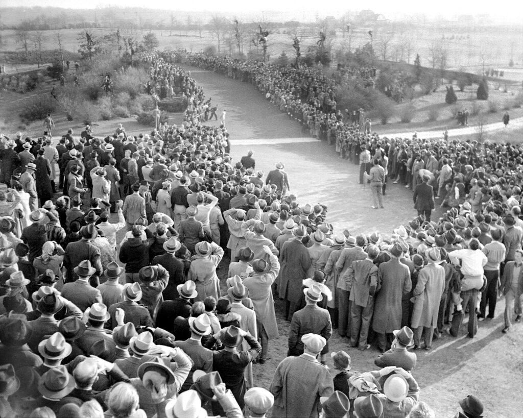 Crowds swarm over fairway, leaving golfers only a narrow str