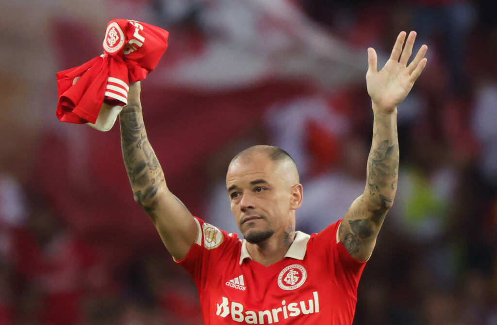 Brazil's Internacional Argentine attacking midfielder Andres D'Alessandro waves at the crowd at the end of his last match as professional footballer, played against Fortaleza during the Brazilian Football Championship, at the Beira Rio stadium.