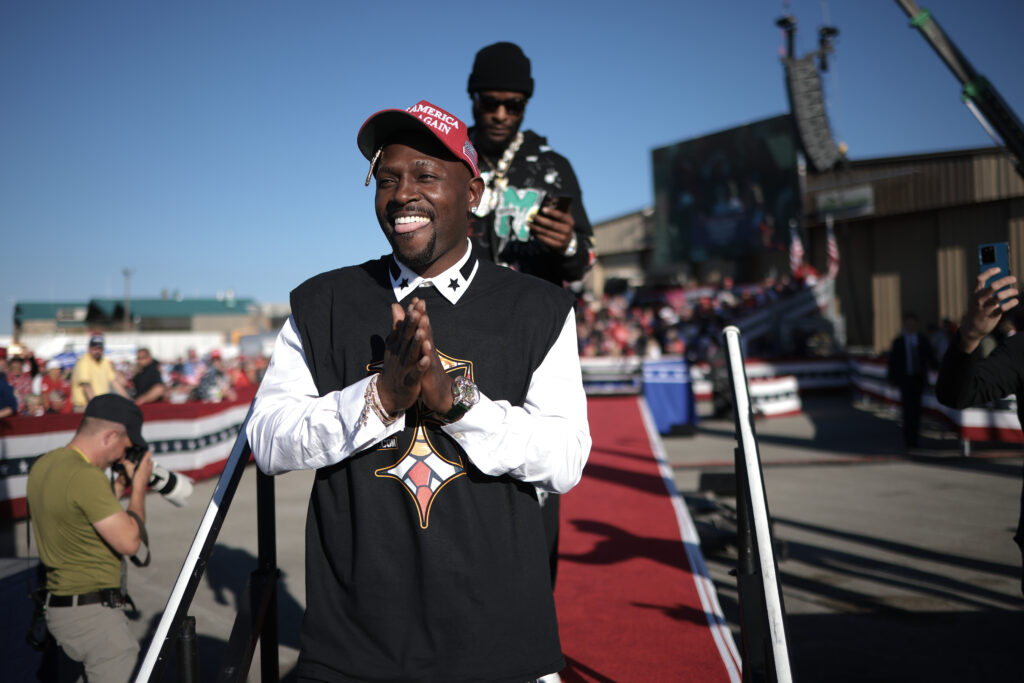 Former Pittsburgh Steelers players Antonio Brown (L) and Le'Veon Bell (R) leave the stage after Brown spoke in support of Republican presidential nominee, former U.S. President Donald Trump, during a campaign rally.