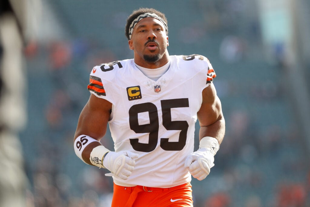 Cleveland Browns defensive end Myles Garrett (95) warms up before the game against the Cleveland Browns and the Cincinnati Bengals on January 4, 2026.