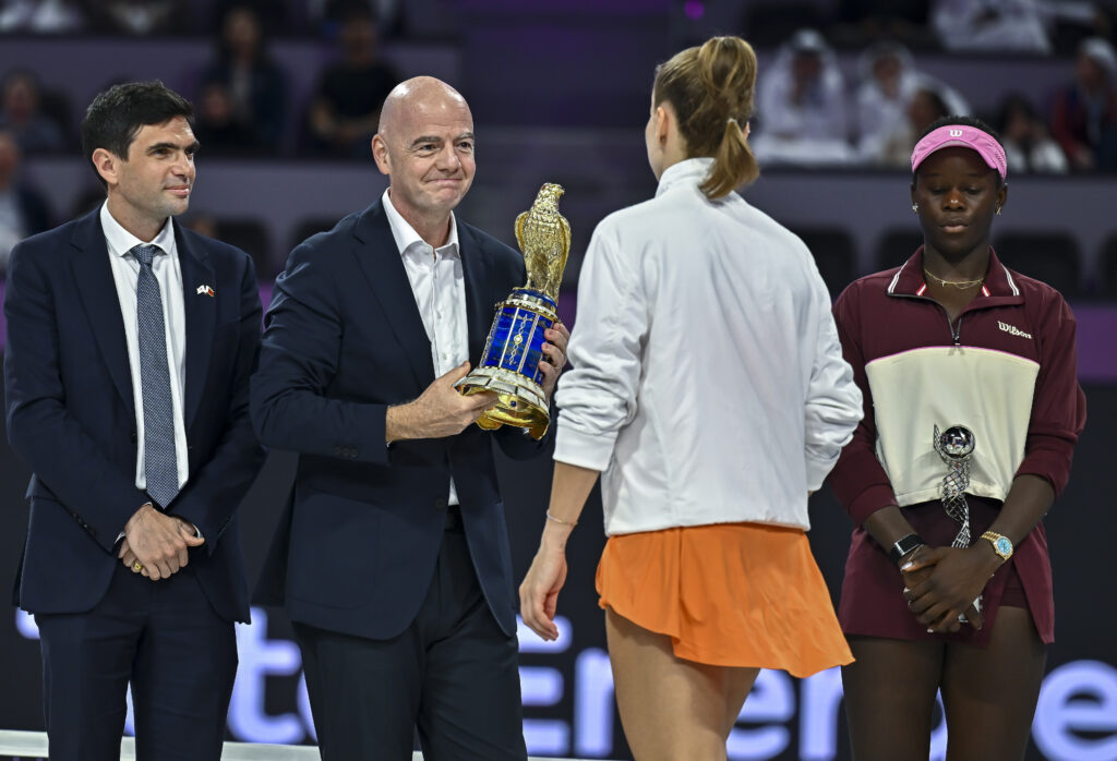 Gianna Infantino hands the Qatar Open trophy to Karolina Muchova