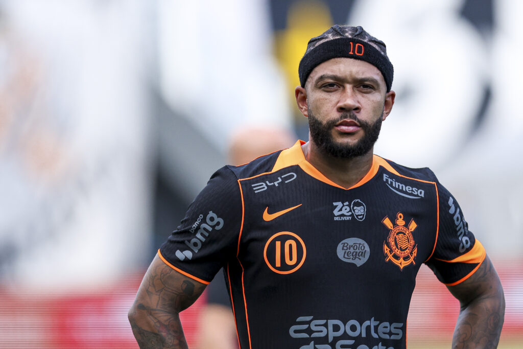 Memphis Depay of Corinthians looks on during the Brasileirao 2026 match between Santos and Corinthians at Estadio Urbano Caldeira.