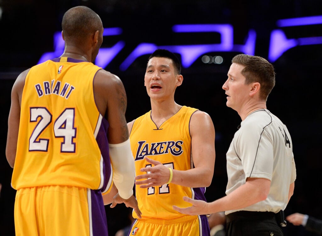 Kobe Bryant #24 of the Los Angeles Lakers and Jeremy Lin #17 of the Los Angeles Lakers argue a call with the referee during the game against the Memphis Grizzlies during the first half at Staples Center on November 26, 2014.
