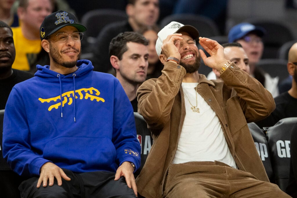 Golden State Warriors guards Seth Curry (31) and guard Stephen Curry (30) laugh from the bench during the third quarter of their NBA basketball game against the Los Angeles Lakers.