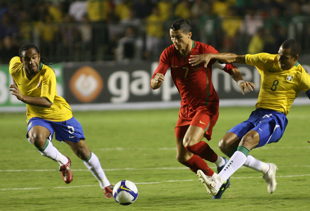 Portugal's Cristiano Ronaldo (C) vies fo