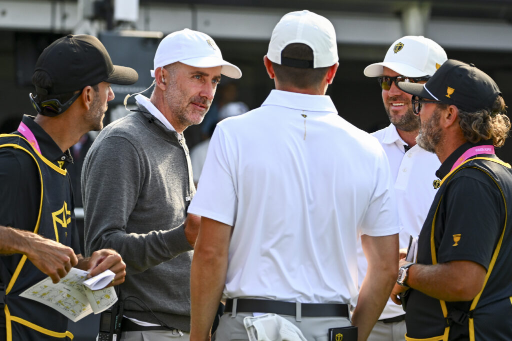 Geoff Ogilvy speaks to the International team on day three of the 2024 Presidents Cup