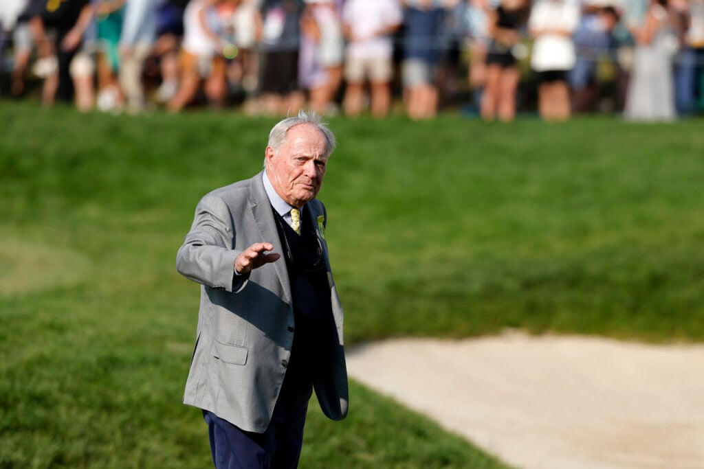 Jack Nicklaus acknowledges the crowd ahead of the final round of the Memorial Tournament