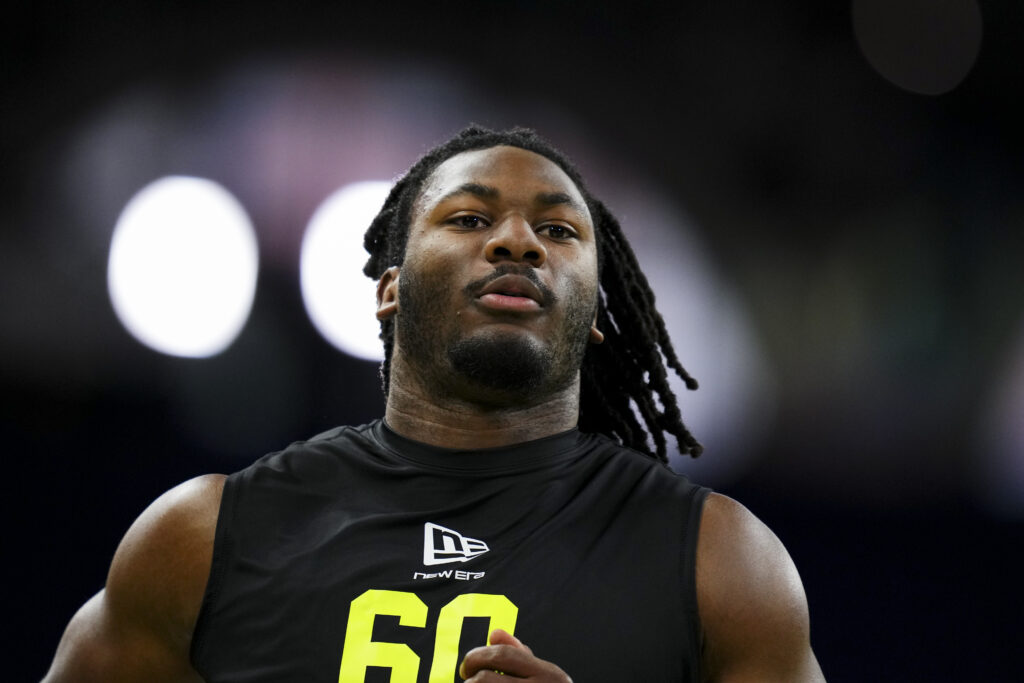 R Mason Thomas #DL60 of Oklahoma runs the 40-yard dash during the 2026 NFL Scouting Combine at Lucas Oil Stadium.
