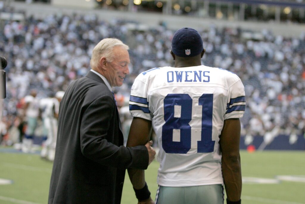 Terrell Owens #81 of the Dallas Cowboys speaks with Owner Jerry Jones during a game against the Cincinnati Bengals on October 5, 2008 at Texas Stadium.