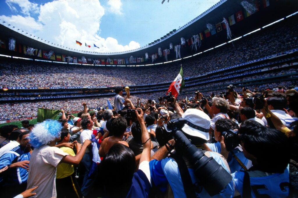 1986 FIFA World Cup in Mexico Final in Mexico City: Argentina 3 - 2 Germany - Argentine captain Diego Maradona with the World Cup trophy amid photographers -
