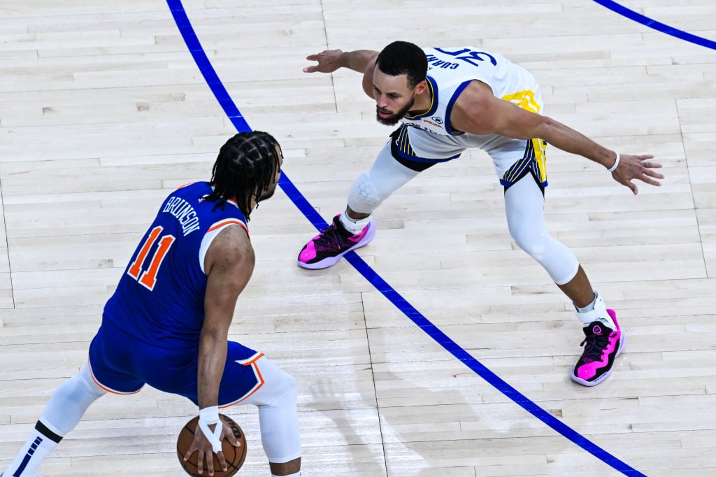 Jalen Brunson matched up with Stephen Curry