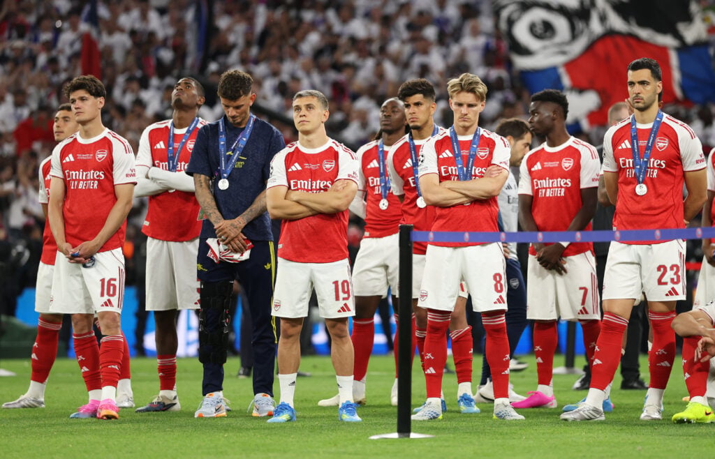 Para pemain Arsenal tampak sedih setelah menerima Medali Runner Up
