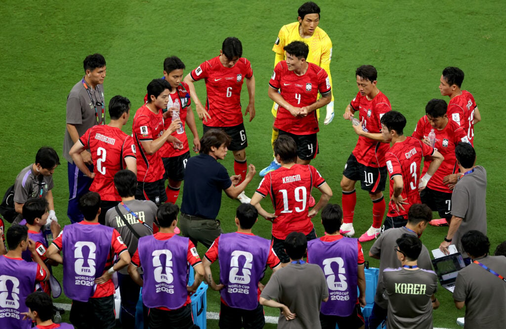 Korea Republic players enjoy a hydration break during the 2026 FIFA World Cup clash against the Czech Republic