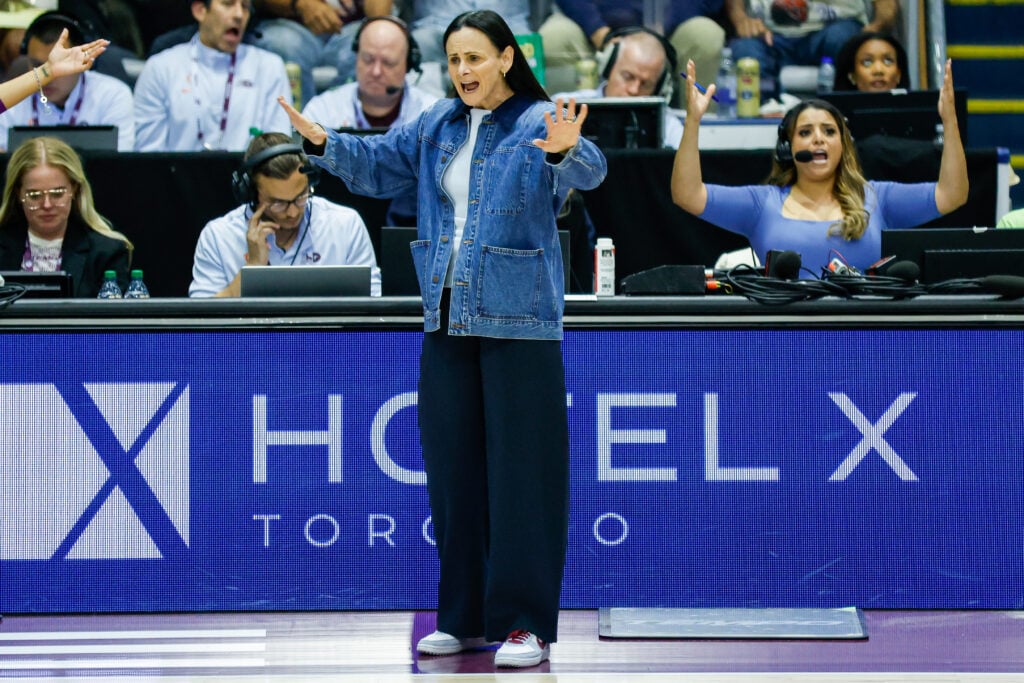 Sandy Brondello coaching the Toronto Tempo